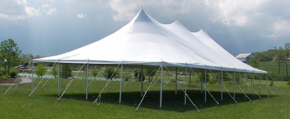 128 Guest – 30×60 Pole Tent – Round Tables